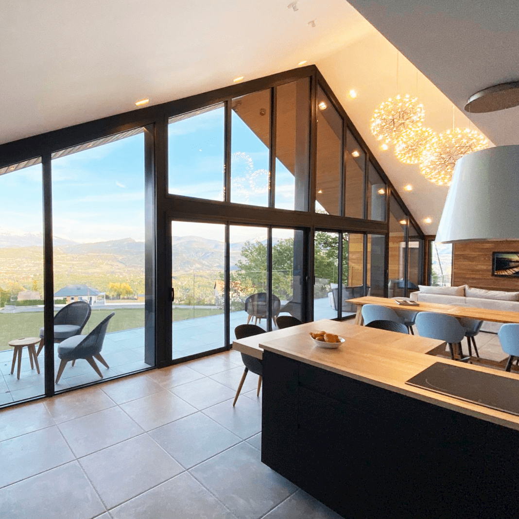 Intérieur moderne avec une grande baie vitrée Intérieur moderne avec une grande baie vitrée